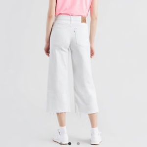 Excellent condition Levi’s wide leg mile high crop